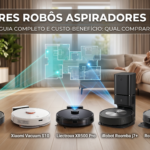 Imagem destacada do guia dos Melhores Robôs Aspiradores de 2026. Cinco modelos de robôs aspiradores (WAP, Xiaomi, Liectroux, iRobot Roomba e Roborock) estão alinhados em um piso de madeira, projetando um mapa holográfico a laser da planta de uma casa. Ao fundo, uma mulher relaxa no sofá. O título da imagem diz: Melhores Robôs Aspiradores de 2026 - Guia completo e custo-benefício.