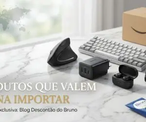 O Fim da Taxa das Blusinhas: Produtos que Valem a Pena Importar no Mercado Livre e Aliexpress! Uma mesa de mármore organizada com produtos que valem a pena importar, incluindo carregador GaN, fones de ouvido e teclado mecânico para o Blog Descontão do Bruno.